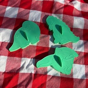 Vintage green 1988 plastic Wilton dinosaur dino cookie cutter shapes